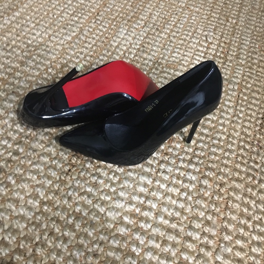 👠 Black patent Sexy shoes “red sole”